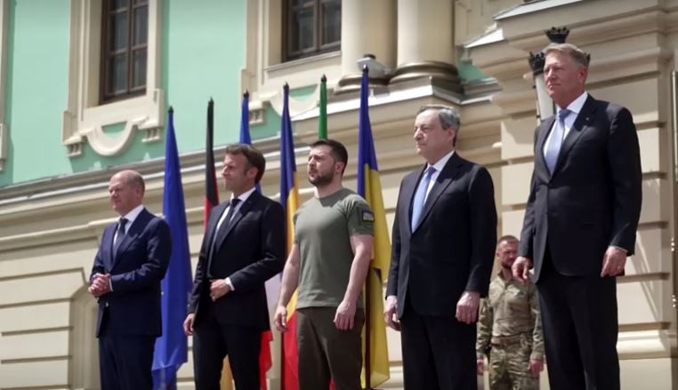 ޖަރުމަނުގެ ޗާންސެލަރ އޯލާފް ޝޮލްޒް، ފްރާންސްގެ ރައީސް އެމެނުއަލް މެކްރޮން އަދި އިޓަލީގެ ބޮޑުވަޒީރު މާރިއޯ ޑަރަގީ ބުރާސްފަތި ދުވަހު ޔޫކްރެއިނަށް ވަޑައިގަންނަވައިފި