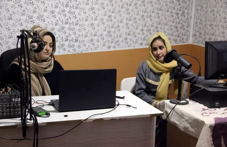 އަފްގާނިސްތާނުގައި އަންހެނުން ހިންގާ ރޭޑިއޯ ސްޓޭޝަނުގެ ދެ މުވައްޒަފުން