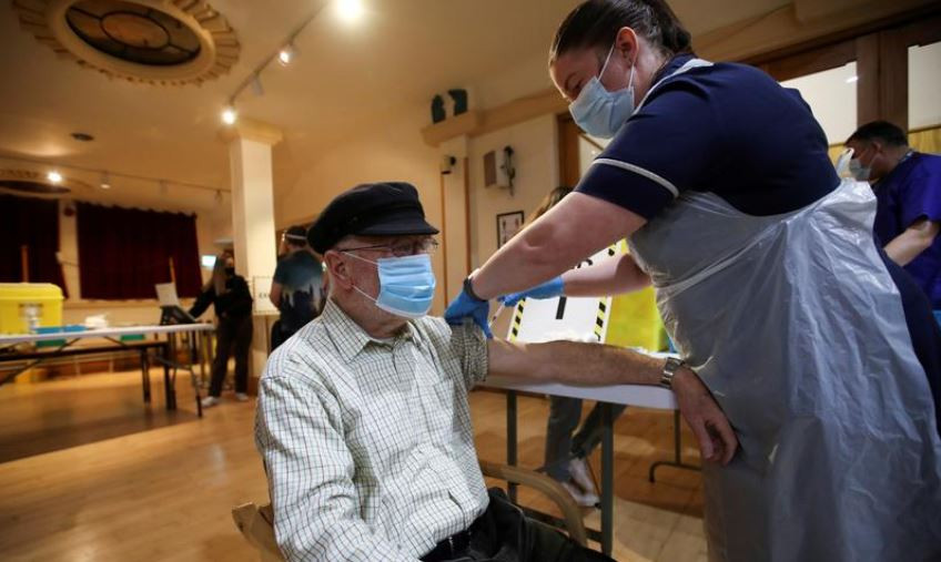 އިނގިރޭސިވިލާތުގައި މީހެއްގެ ގަޔަށް ވެކްސިން ޖަހަނީ