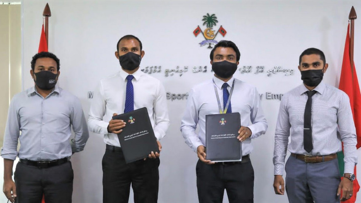 ބ. އަތޮޅު ތިން ރަށެއްގެ ފުޓްބޯޅަ ދަނޑުގެ ބިން އެއްވަރުކުރުމުގެ މަސައްކަތުގެ އެއްބަސްވުމުގައި ސޮއިކުރުމަށް ބޭއްވި ރަސްމިއްޔާތުގެ ތެރެއިން