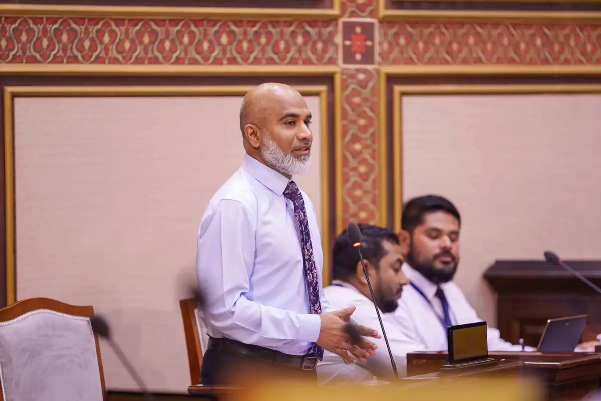 އެޑިއުކޭޝަން މިނިސްޓަރ ޑރ. އިސްމާއިލް ޝަފީއު ރައްޔިތުންގެ މަޖިލީހުގެ ޖަލްސާގައި