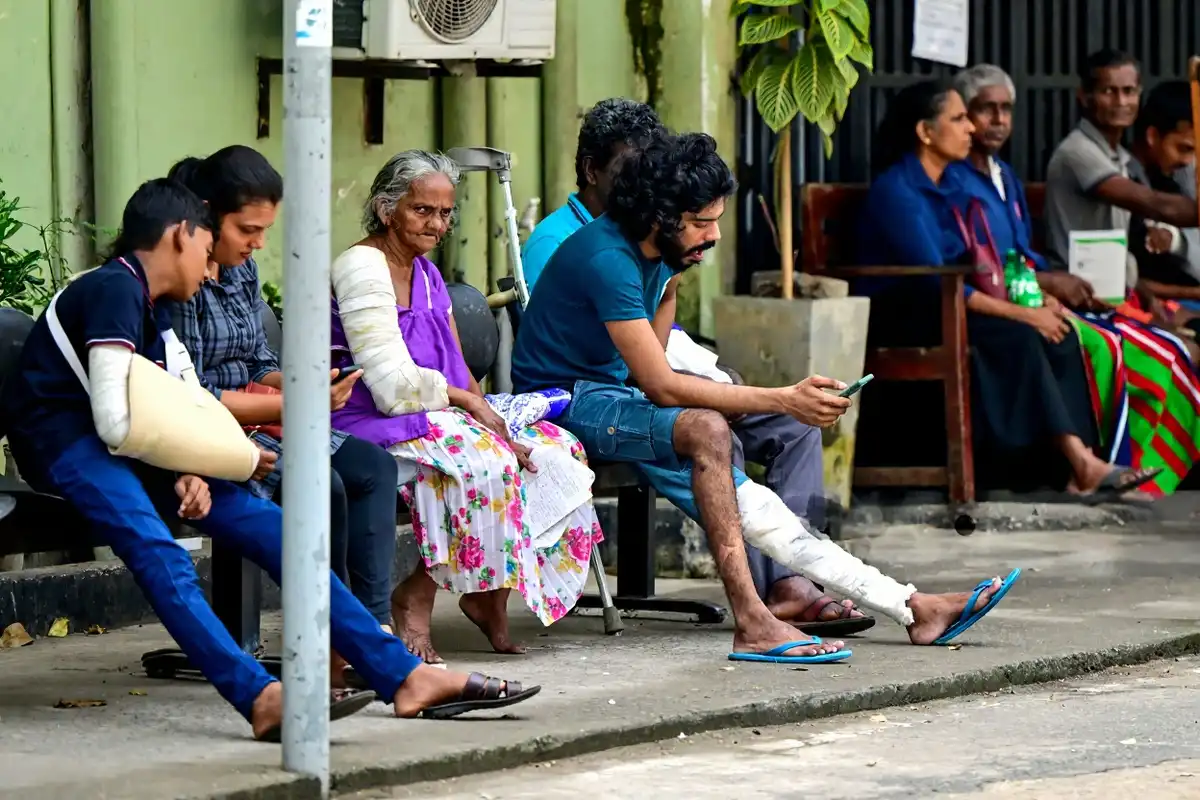 2025 މާރިޗު 12 ވީ ބުދަ ދުވަހު، ކޮލަމްބޯގައި ހުންނަ ސަރުކާރުގެ ހޮސްޕިޓަލެއްގައި ބަލިމީހުން ފަރުވާ ހޯދުމަށް މަޑުކޮށްލައިގެން ތިބި މަންޒަރެއް.