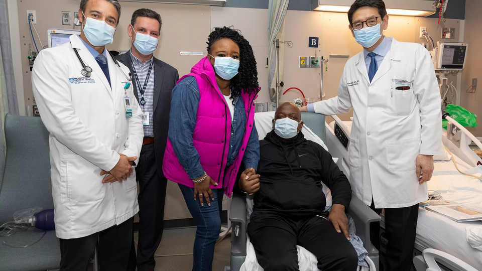 ސުލޭމާން، ހޮސްޕިޓަލުގައި އޭނާއަށް ފަރުވާދިން ޑޮކްޓަރުންނާއެކު