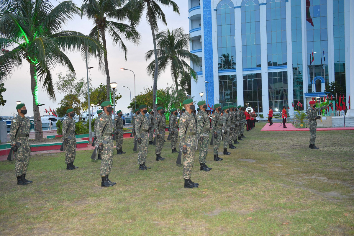މިނިވަން ދުވަހުގެ ދިދަ ނެގުމުގެ ރަސްމިއްޔާތުގައި އެމްއެންޑީއެފްގެ ބޭފުޅުން - ފޮޓޯ: ރައީސް އޮފީސް