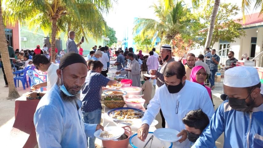 އަޟްޙާ ޢީދު 1442 - ހުރާގެ ޢީދު ބޮޑު ކެއުން، ރަށުގެ ކޮންމެ ގެއަކުން ކާ އެއްޗެހި ތައްޔާރުކޮށް ރަށުގެ ވަކި ސަރަހައްދެއްގައި ބޮޑު ކެއުމުގެ ޖާފަތެއް ތައްޔާރުކުރުމަކީ ހުރާގެ ސަގާފީ ކަމެއް - ފޮޓޯ: ރާއްޖެއެމްވީ