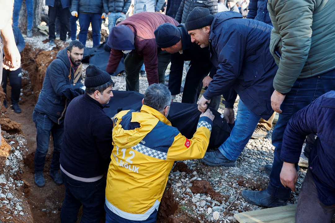 ތުރުކީއާއި ސީރިޔާއަށް އައި ބާރުގަދަ ބިންހެލުމުގައި މަރުވި މީހުން ވަޅުލަނީ - ފޮޓޯ: ރޮއިޓަރސް