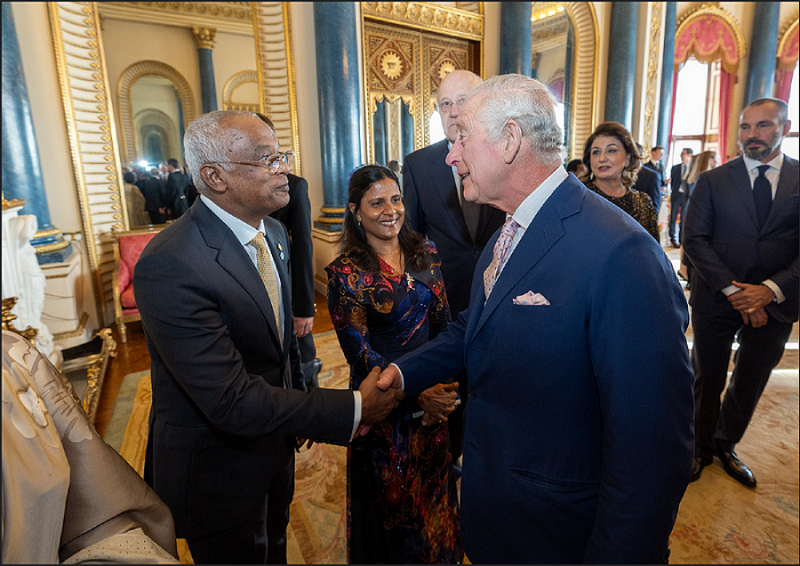 ރައީސްގެ ދެކަނބަލުން ރަސްގެފާނު ޗާލްސްއާއި ބައްދަލުކުރައްވަނީ