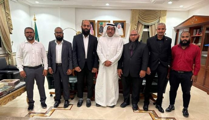 ރާއްޖޭގެ ޙައްޖު މިޝަނުގެ ބޭފުޅުން އަލް ބައިތު ގެސްޓްސްގެ އިސްވެރިޔާއާ ބައްދަލު ކުރައްވަނީ