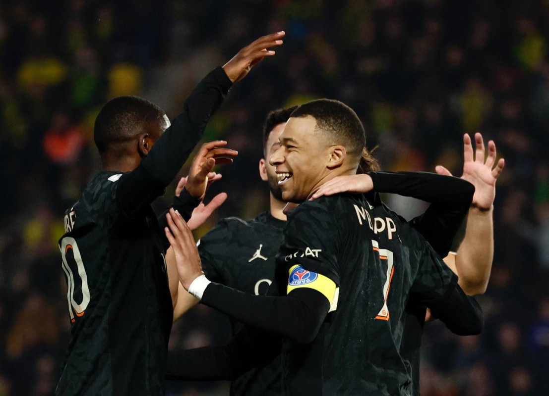 މެޗުގައި ލަނޑު ޖެހުމަށްފަހު ޕީއެސްޖީގެ ކުޅުންތެރިން އުފާ ފާޅު ކުރަނީ