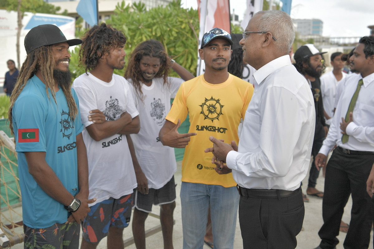 24 ޖޫން 2019 --ރާޅުގުޑީގެ ހަރަކާތްތައް ބައްލަވައިލައްވާ ރައީސް ސާލިހް ބައިވެރިންނާއި ބައްދަލުކުރެއްވުން.-- ފޮޓޯ: ރައީސް އޮފީސް