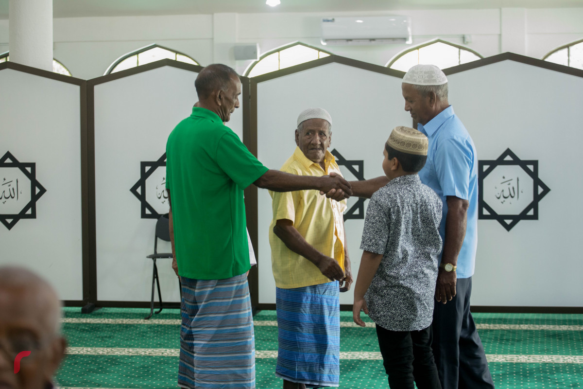 11 ޖުލައި 2019/ ހއ.ހޯރަފުށި-- އީދު ނަމާދަށް ފަހު އީދު ސަލާމް ކުރަނީ-- ފޮޓޯ: ޝުއައިބް މުހައްމަދު