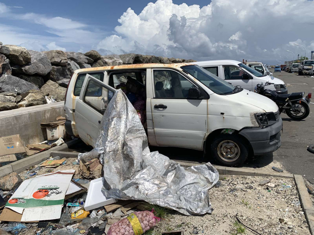 އިންޑަސްޓްރިއަލް ވިލެޖް ސަރަހައްދުގައި ޕާކުކޮށްފައިވާ ވެހިކަލްތަކެއް - އެކި ބާވަތުގެ ކުނިތައް މަގުމައްޗަށް އަޅާ މުޅި ސަރަހައްދު ވަނީ ކުނިގޮނޑަކަށް ހަދާފައި - ފޮޓޯ: ރާއްޖެއެމްވީ