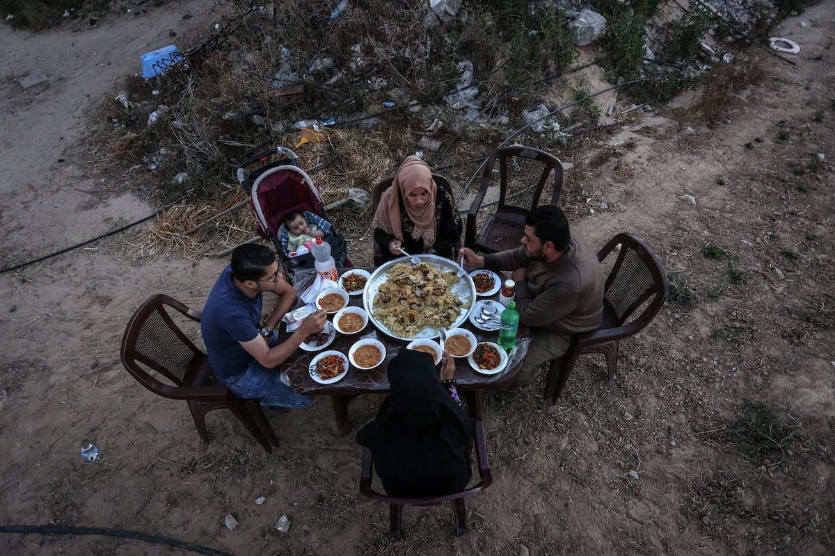 ޣައްޒާގެ ޢާއިލާއެއް ރޯދަ ވީއްލަނީ: ޣައްޒާގެ މުސްލިމުން މި ރަމަޟާންމަހުގައި ތަޙައްމަލު ކުރަމުންދަނީ ދަތި އުނދަގޫ ދުވަސްތަކެއް