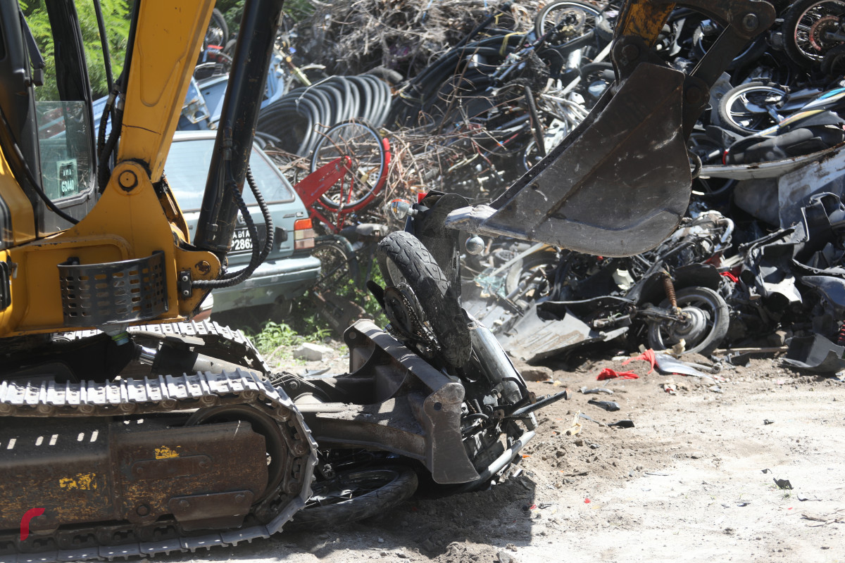 15 ޖޫން 2019 -- ޓޯކޮށްފައިވާ ބައެއް ވެހިކަލްތައް ނައްތާލަނީ-- ފޮޓޯ: ޝުއައިބް މުހައްމަދު