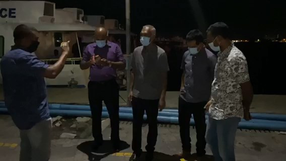 މުއިއްޒު ފުލުސް އިދާރާއަށް ވަޑައިގަތްއިރު، އިދިކޮޅު ކޯލިޝަންގެ ބައެއް މެންބަރުންވެސް ވަޑައިގަތް