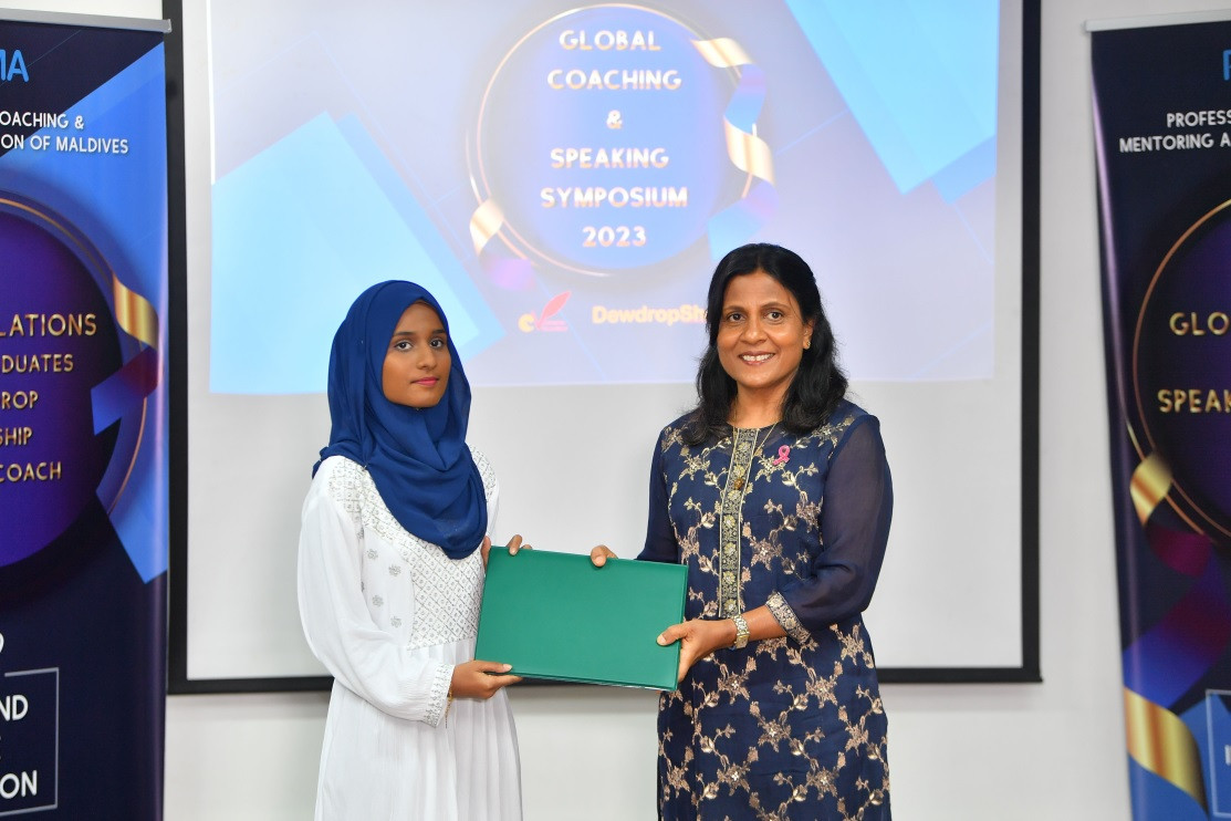 ރައީސުލްޖުމްހޫރިއްޔާގެ އަނބިކަނބަލުން ފަޒްނާ އަހުމަދު ގްލޯބަލް ކޯޗިންގ އެންޑް ސްޕީކިންގ ސިމްޕޯޒިޔަމް 23 ހުޅުވުމުގެ ރަސްމިއްޔާތުގައި - ފޮޓޯ: ރައީސް އޮފީސް