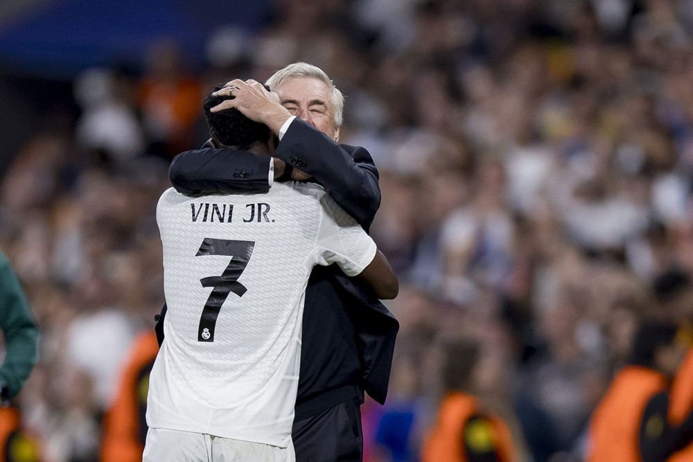 ރެއާލް މެޑްރިޑުގެ ކޯޗު ކާލޯ އަންޗެލޮޓީ އަދި ވިނީޝިއުސް ޖޫނިއާ