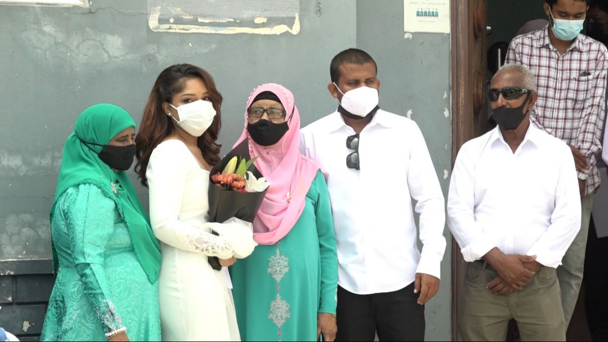 ފެމިލީ ކޯޓުގައި ކައިވެނި ކުރި ދެ ޒުވާނުން، އާއިލާއެކު