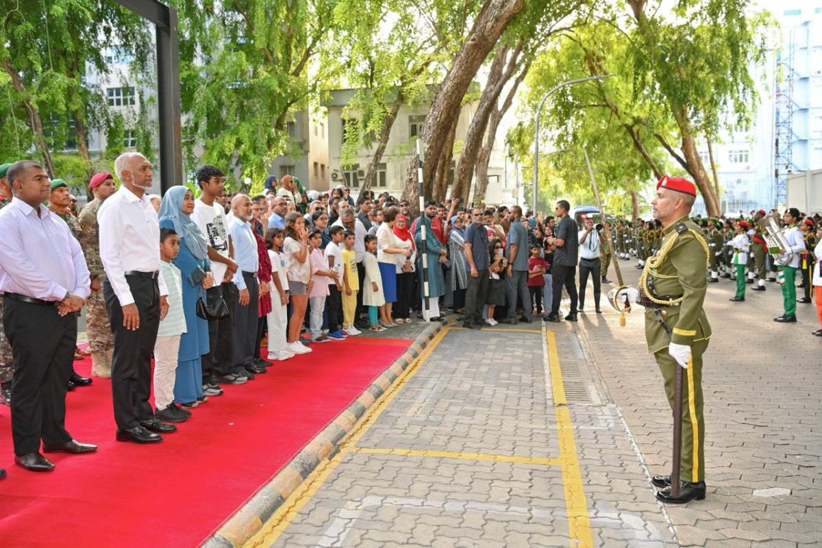 އެމްއެންޑީއެފްގެ އަސްކަރީ ހަރަކާތްތައް ހިމެނޭ ޕެރޭޑާއި ޤައުމީ ކެޑޭޓް ކޯގެ ޕެރޭޑާ ރޫޓް މާޗް ރައީސުލްޖުމްހޫރިއްޔާގެ ދެކަނބަލުން ބައްލަވާލައްވަނީ