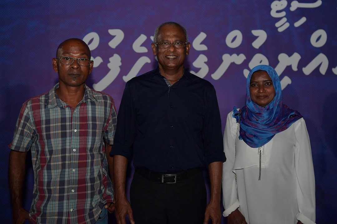 ރައީސުލްޖުމްހޫރިއްޔާގެ ދެކަނބަލުން އައްޑޫ ސިޓީގެ ރައްޔިތުންނަށް ދެއްވި މާހެފުން - ރައީސާއެކު ދެ މީހަކު ފޮޓޯއަކަށް ހުއްޓިގެން - ފޮޓޯ: ރައީސް އޮފީސް