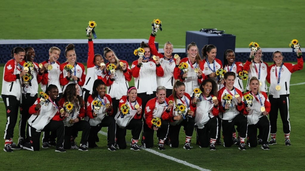 ޓޯކިއޯ އޮލިމްޕިކްސްގެ ތެރެއިން ކެނެޑާގެ އަންހެން ފުޓުބޯޅަ ކުޅުންތެރިން މެޑައްޔާއިއެކު އުފާފާޅު ކުރަނީ - ފޮޓޯ: ގެޓީ އިމޭޖަސް