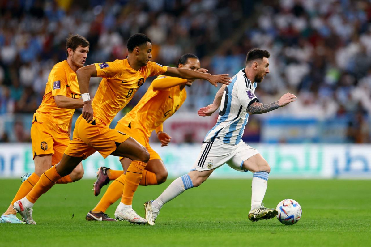 އާޖެންޓީނާ އަދި ނެދަލެންޑްސް ކުޅުނު މެޗުގެ ތެރެއިން - ފޮޓޯ: ރޮއިޓާސް