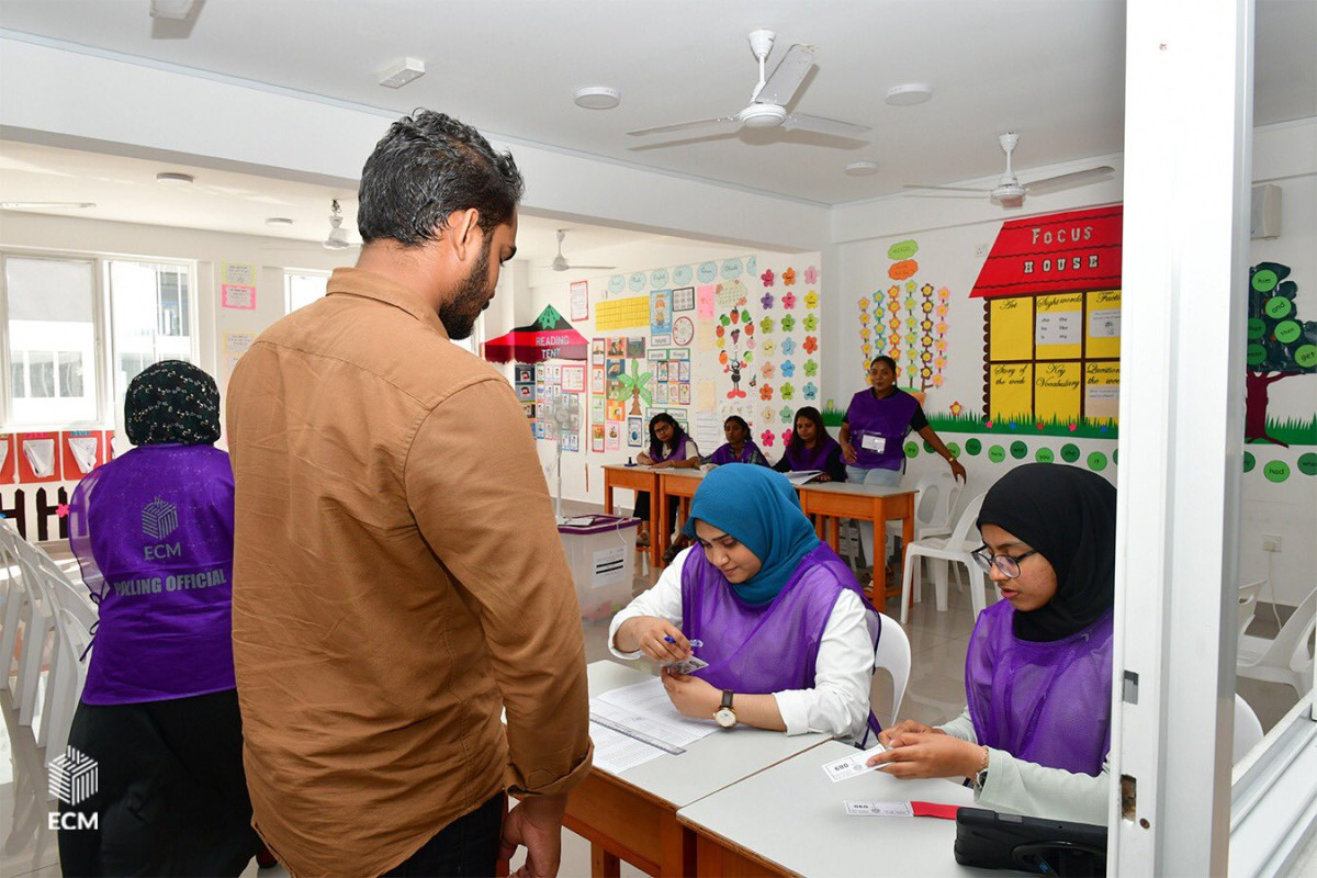 ވޯޓުލާން ގޮސްހުރި މީހެއްގެ މައުލޫމާތު ޗެކްކުރަނީ