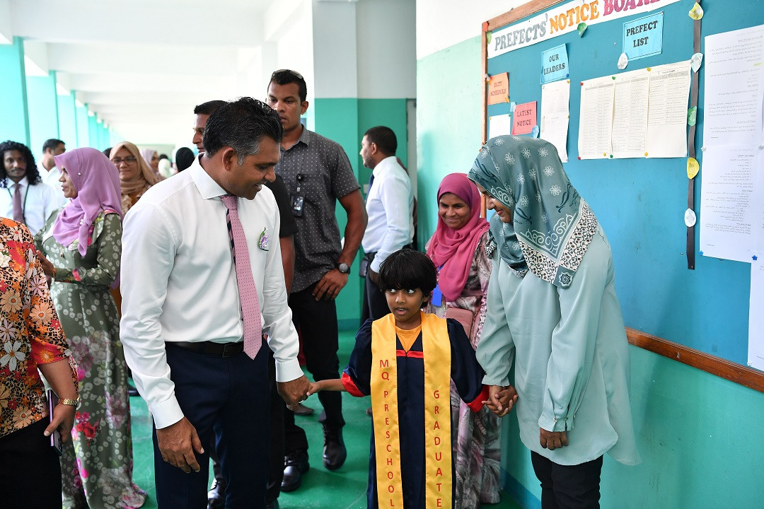 ނައިބުރައީސް، މުހައްމަދު ގާސިމް ޕްރީސްކޫލްގެ ދަސްވެނިވުމުގެ ހަފުލާގައި ބައިވެރިވެވަޑައިގެން، ދަރިވަރުންނާއި ބެލެނިވެރިންނާ ބައްދަލުކުރައްވަނީ - ފޮޓޯ: ރައީސް އޮފީސް