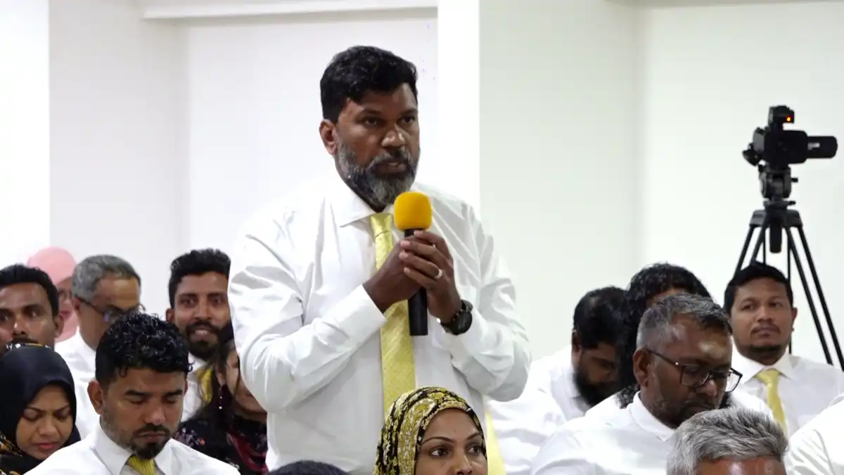އެމްޑީޕީ ގަައުމީ މަޖިލީހުގެ މެމްބަރ މުހައްމަދު ރާއީ، ހޯމަ ދުވަހުގެ ރޭ ބޭއްވި އެމްޑީޕީ ޤައުމީ މަޖިލީހުގެ 4 ވަނަ ދައުރުގެ 35 ވަނަ ބައްދަލުވުމުގައި ވާހަކަ ދައްކަވަނީ.