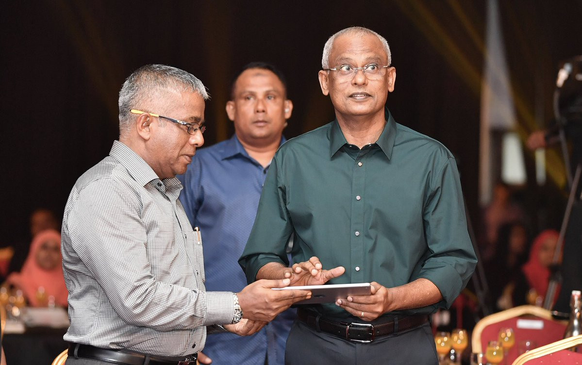 އަކްރަމް ކަމާލުއްދީން (ވ) އަދި ރައީސް (ކ)