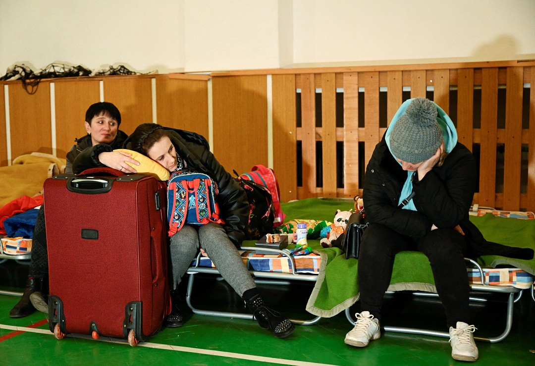 ރަޝިއާ-ޔޫކްރޭން ހަނގުރާމައާއި ގުޅިގެން އުބްލާ ސްކޫލުގެ ޖިމްގައި ރެފިއުޖީންގެ ޝެލްޓަރެއްގެ ގޮތުގައި އެތައް ބަޔަކު އަންނަނީ ބޭނުން ކުރަމުން - ފޮޓޯ: ރޮއިޓަރސް