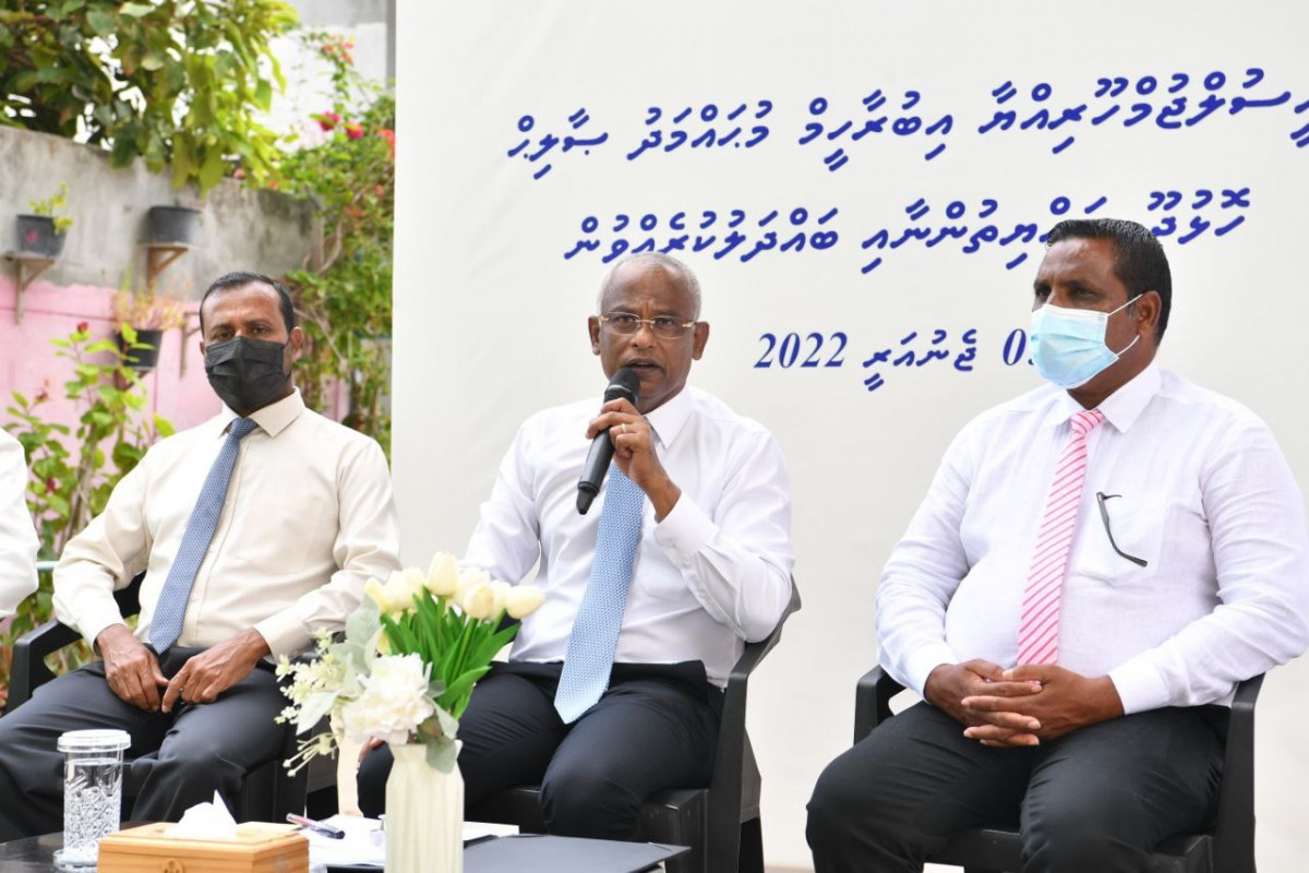 President meets N. Holhudhoo community leaders and residents, assures help in resolving Meyna School issues