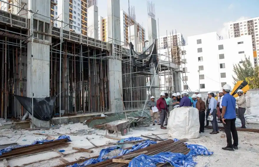 އެސްޖޭ މިސްކިތުގެ މަސައްކަތް ކުރިއަށް ދަނިކޮށް ނަގާފައިވާ ފޮޓޯ އެއް