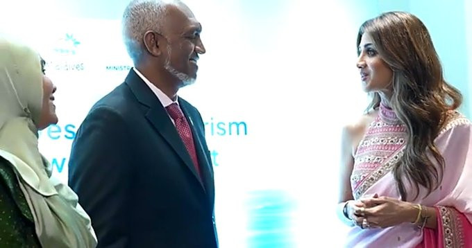 ޑރ. މުއިއްޒު މުމްބާއީގައި 8 އޮކްޓޯބަރ 2024 ވީ އަންގާރަ ދުވަހު އިންޑިއާގެ ފިލްމީ ތަރިންނާ ބައްދަލު ކުރައްވަނީ