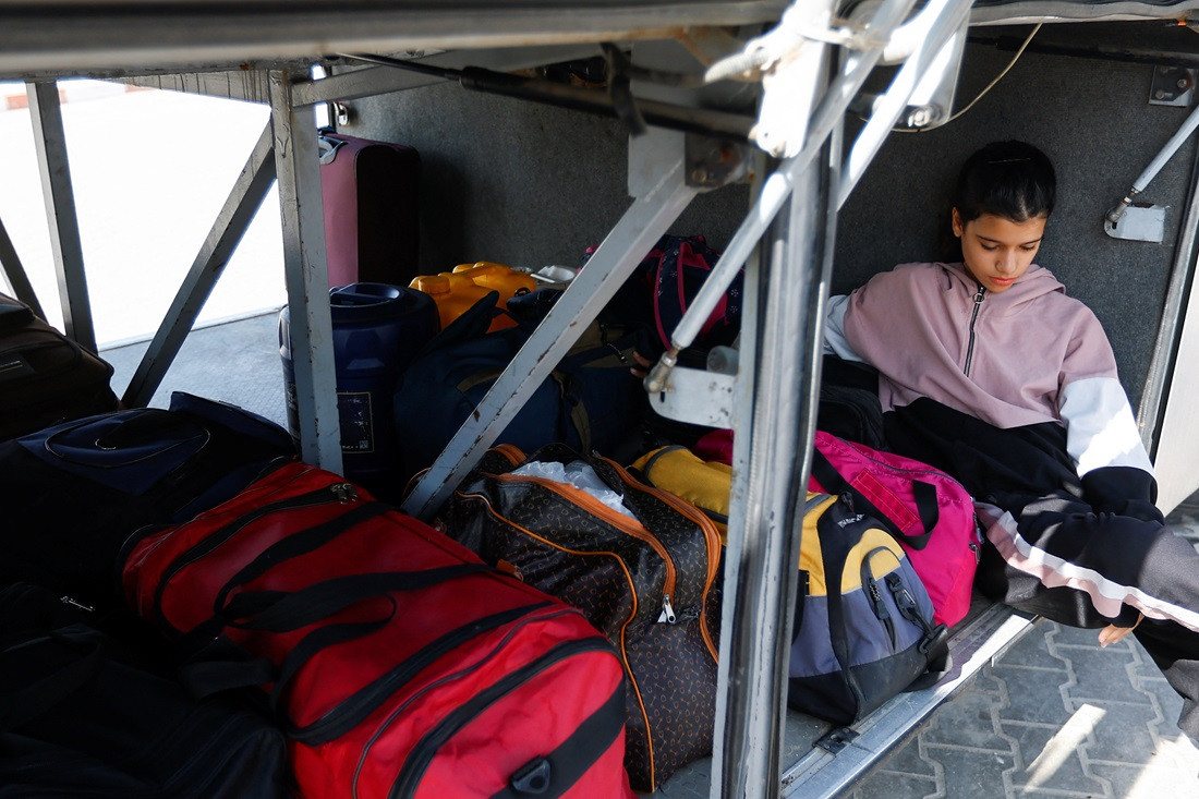 ބޭރުގެ ޕާސްޕޯޓެއް ހިފައިގެން ހުރި ފަލަސްތީނު މީހަކު ޣައްޒާއިން ފުރުމުގެ ހުއްދައަށް އިންތިޒާރުކުރަނީ - ފޮޓޯ: ރޮއިޓަރސް