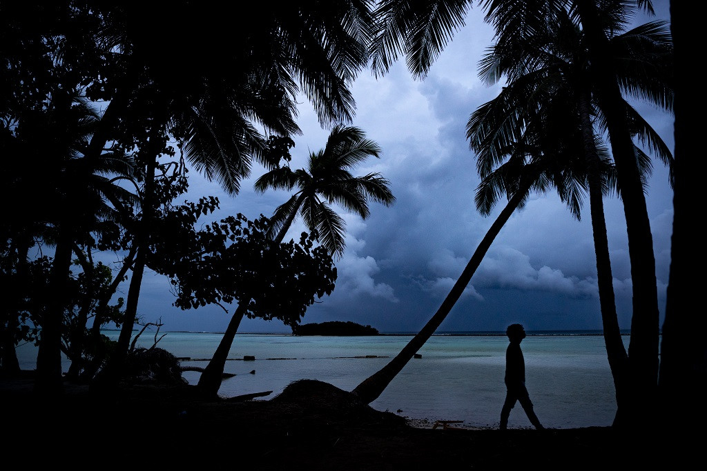 ށ. ފުނަދޫ - އަތިރިމަތީގައި މީހަކު ހިނގާލާފައި ދަނީ، ގުދުރަތީ މިރީތި މަންޒަރުން ހިތައް އުފާވެރިކަން ގެނެސްދޭ - ފޮޓޯ: މުހައްމަދު އަފްރާހް