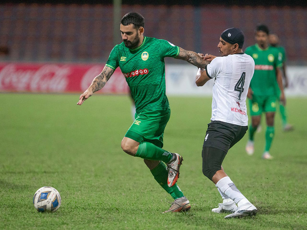 ސަސް އަތުން މާޒިޔާ ބޮޑު ތަފާތަކުން މޮޅުވި މެޗުގެ ތެރެއިން: ފޮޓޯ-މާޒިޔާ