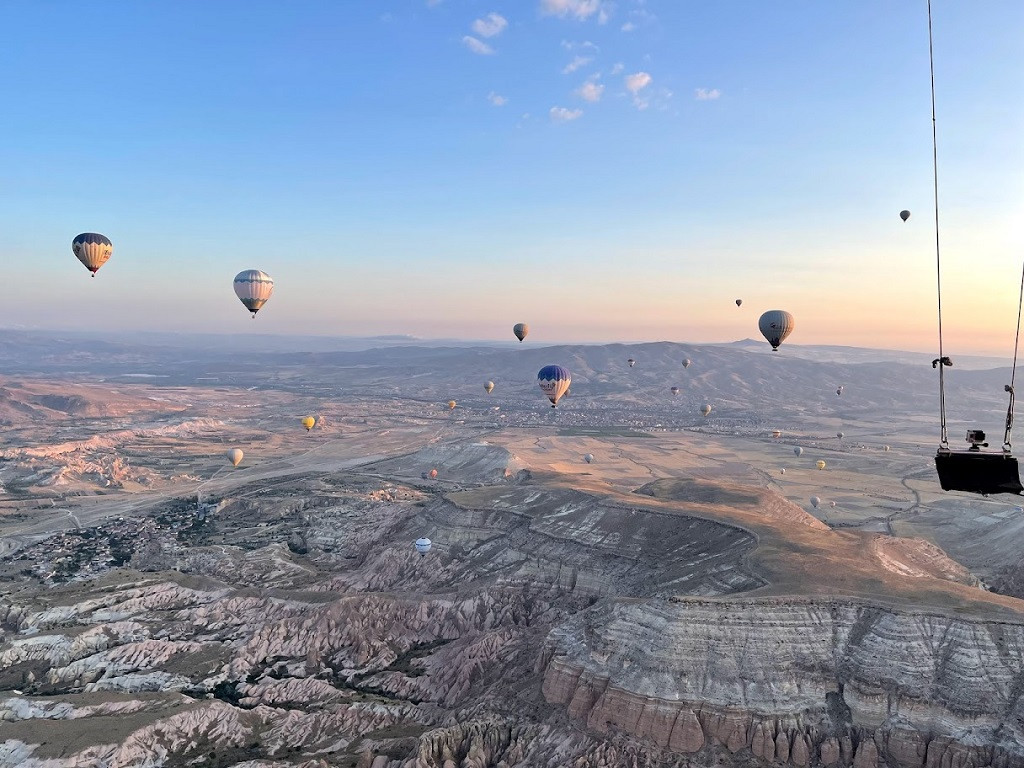 ހޮޓް އެއަރ ބެލޫން - ބެލޫންގައި ތިބެ އެ ސަރަހައްދުގެ ރީތި އެތައް މަންޒަރެއް ބަލާލާ ތަޖްރިބާ ކޮށްލެވޭ، އެގޮތުން ރޯސް ވެލީ، ރެޑްވެލީ ފަދަ ސަރަހައްދުތައް ފެނޭ - ފޮޓޯ: ނާޒުމީ ސައީދު / ރާއްޖެއެމްވީ