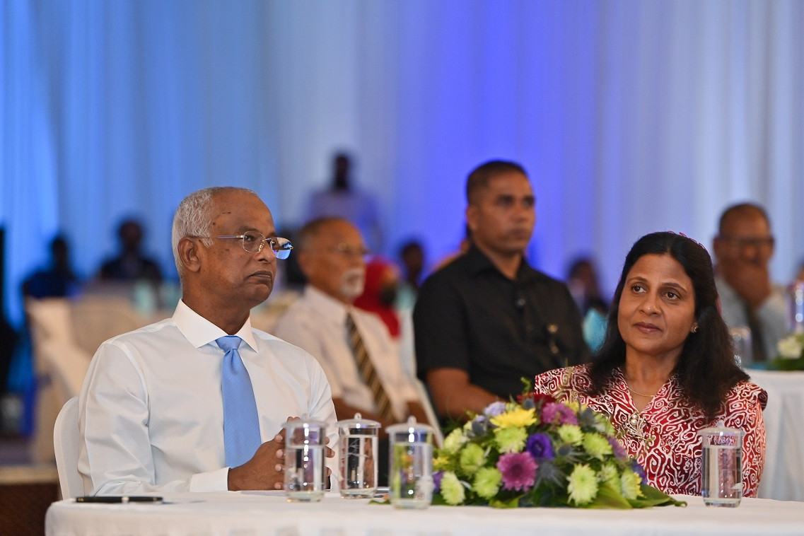 މިއަހަރުގެ ދުނިޔޭގެ ޞިއްޙަތު ދުވަސް ފާހަގަކުރުމަށް ބޭއްވި ޖަލްސާގައި ރައީސްގެ ދެކަނބަލުން ވަނީ ބައިވެރިވެ ވަޑައިގެންފަ - ފޮޓޯ: ރައީސް އޮފީސް