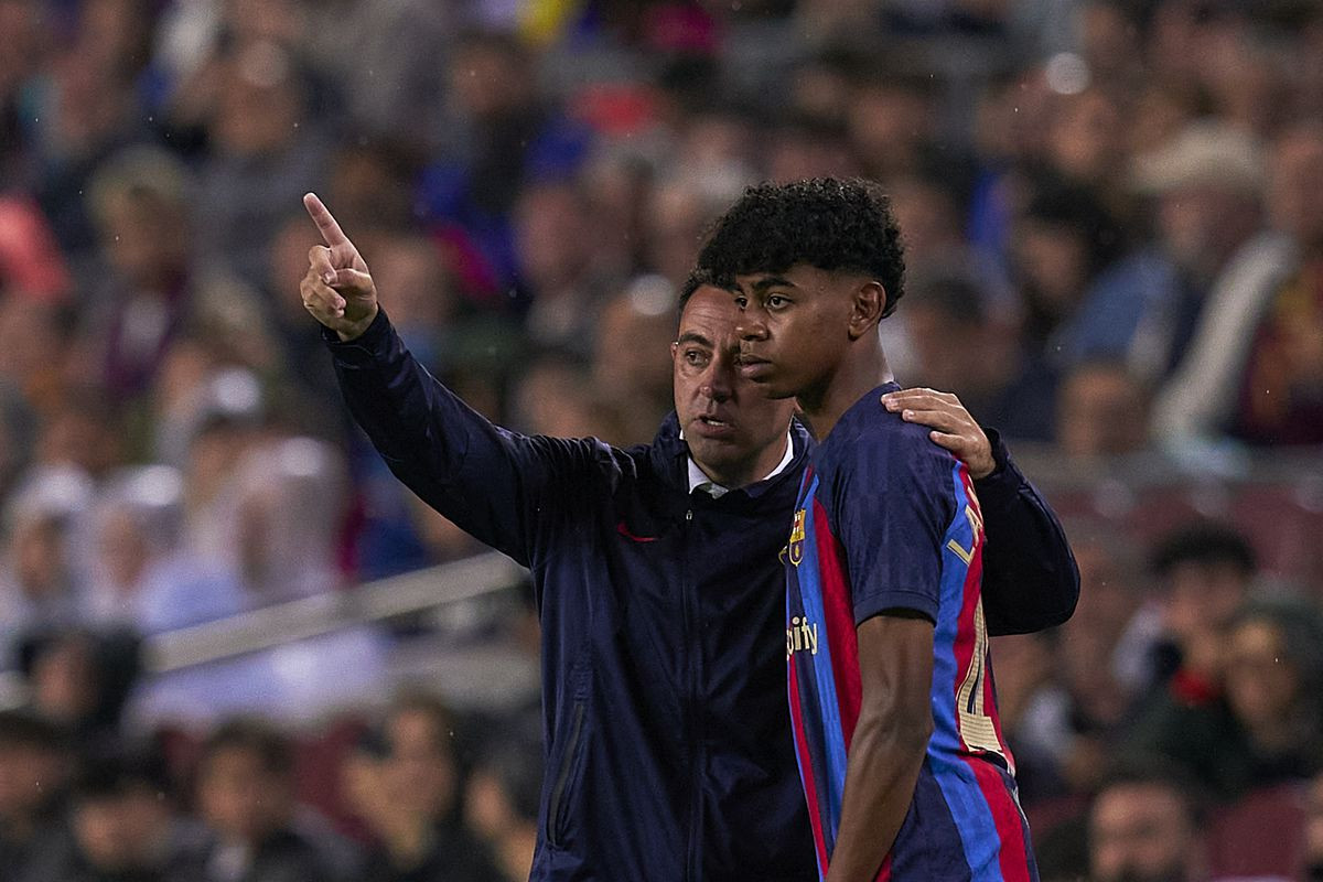 ލަމީން ޔަމާލް އަދި ބާސެލޯނާގެ ކޯޗު ޒަވީ ހެނާންޑޭޒް