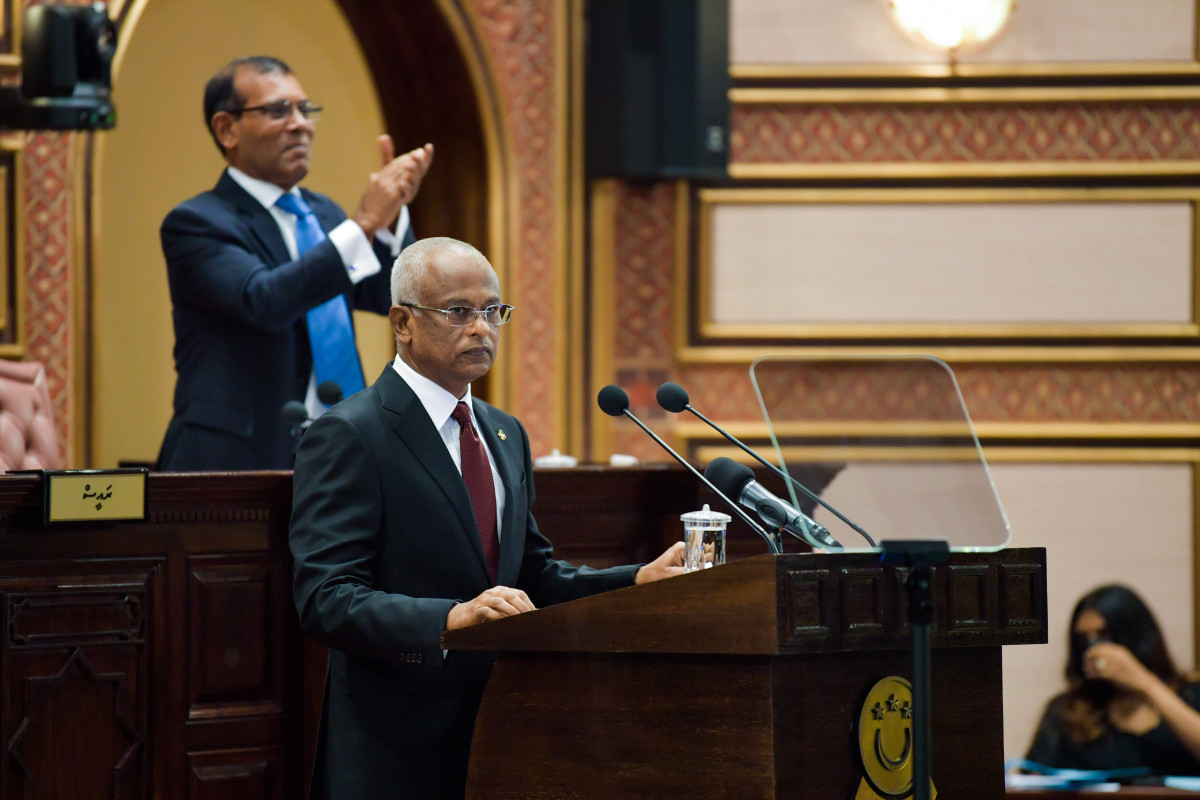 ރައްޔިތުންގެ މަޖިލީހުގައި ރައީސް ސާލިހު ރިޔާސީ ބަޔާން އިއްވަވަމުން ގެންދެވިއިރު ފަހަތުން ރައީސް ނަޝީދު އަތްތިލަބަޑި ޖައްސަވަނީ