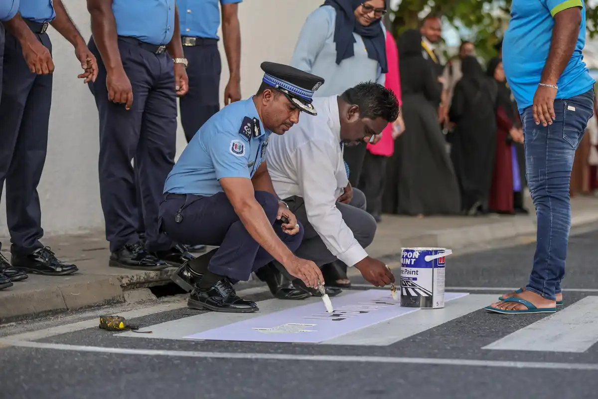 މަގުމަތީގެ ސަލާމަތާއި ރައްކާތެރިކަމަށް އާންމުން ހޭލުންތެރިކުރުވުމަށާއި، ރައްކާތެރިކަމާއެކު މަގު ހުރަސްކުރުމުގެ އާދަ އަށަގެންނެވުމަށް ހިންގި ކެމްޕޭނެއްގެ ތެރެއިން