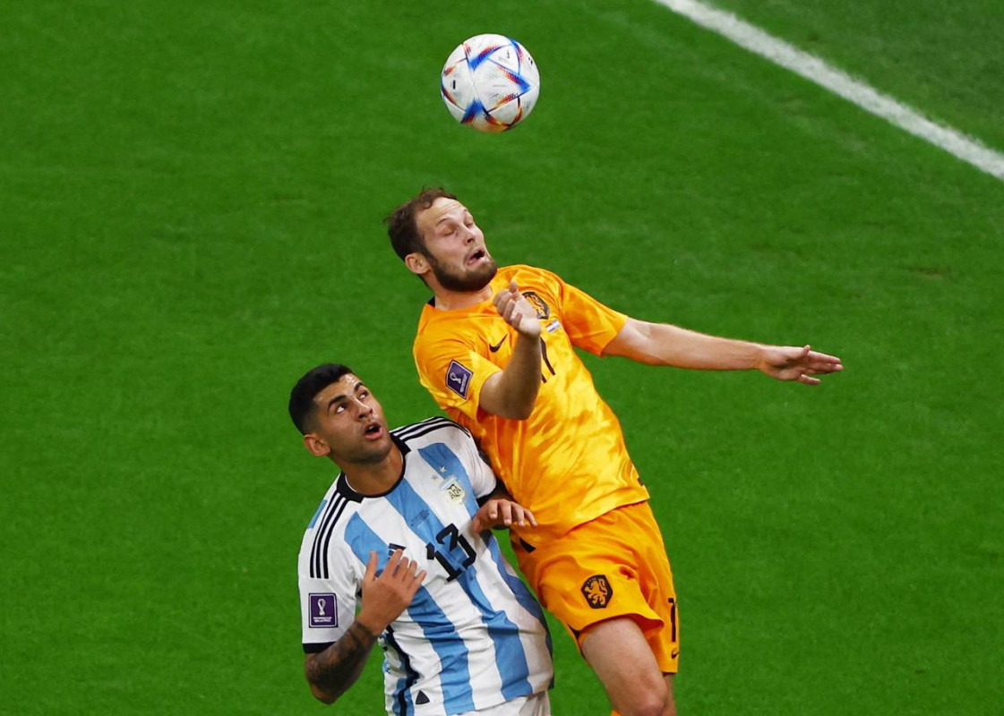 އާޖެންޓީނާ އަދި ނެދަލެންޑްސް ކުޅުނު މެޗުގެ ތެރެއިން - ފޮޓޯ: ރޮއިޓާސް