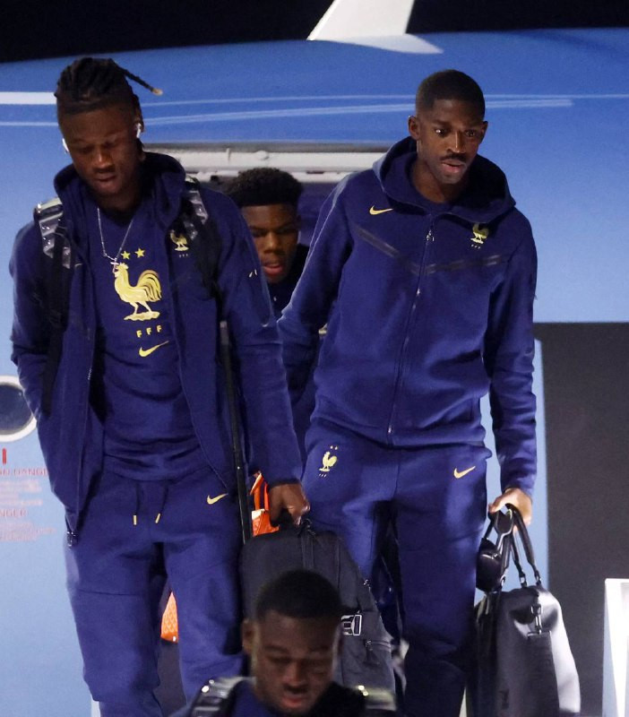 ފްރާންސް ޓީމުގެ ކުޅުންތެރިން ފްލައިޓުން ފައިބަނީ: ފޮޓޯ - ރޮއިޓާސް