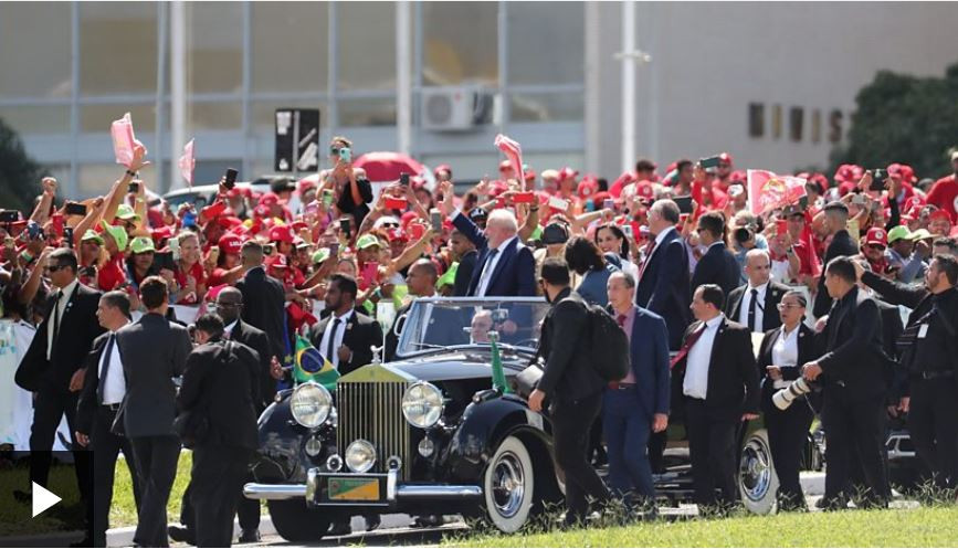 ބްރެޒިލްގެ ކުރީގެ ރައީސް ލޫލާ ޑަ ސިލްވާ މަޤާމުގެ ހުވާ ކުރެއްވުން