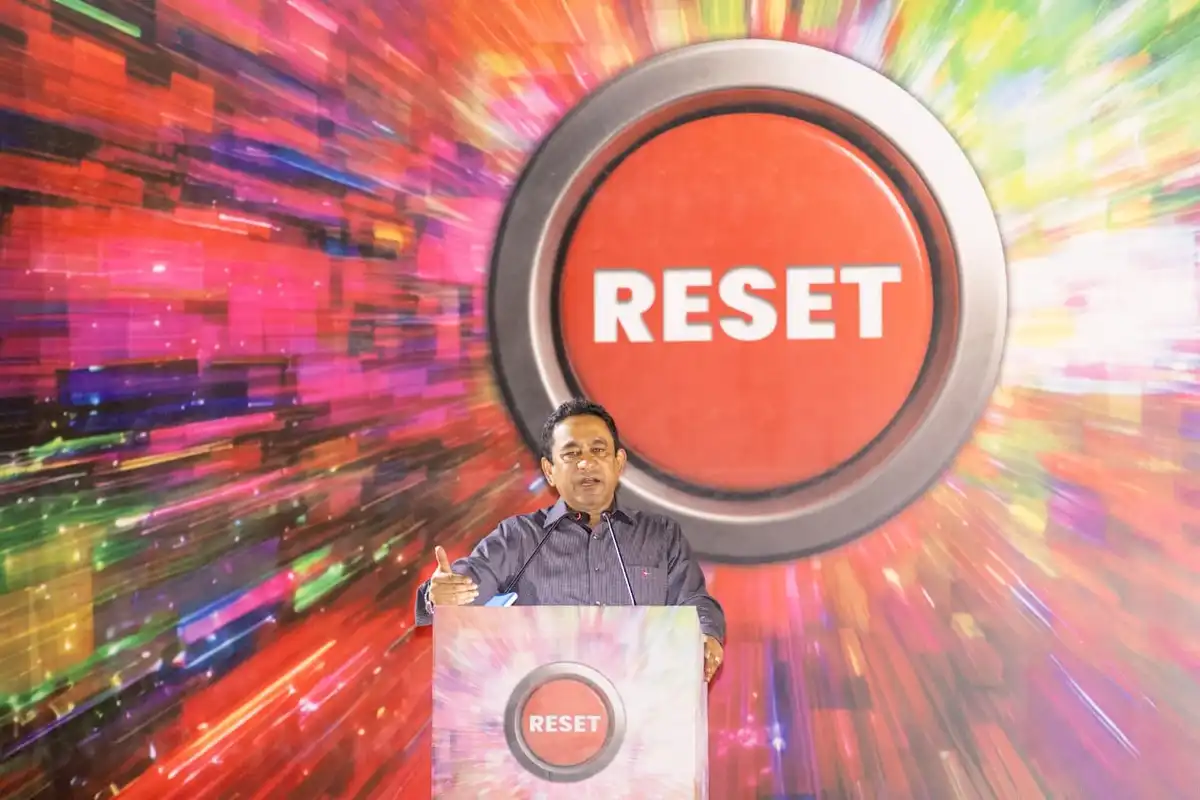 ޕީއެންއެފް އިން ބުދަ ދުވަހުގެ ރޭ އާޓިފިޝަލް ބީޗުގައި ބޭއްވި ޖަލްސާ ގައި ކުރީގެ ރައީސް ޔާމީން ވާހަކަ ދައްކަވަނީ