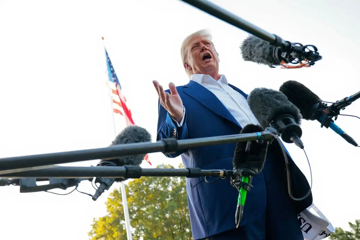 މެރިން ވަން ރިޔާސީ ހެލިކޮޕްޓަރަށް އެރުމުގެ ކުރިން ރައީސް ޑޮނަލްޑް ޓްރަމްޕް ނޫސްވެރިންނާ ވާހަކަ ދައްކަވަނީ - ޖޫން 24، 2025