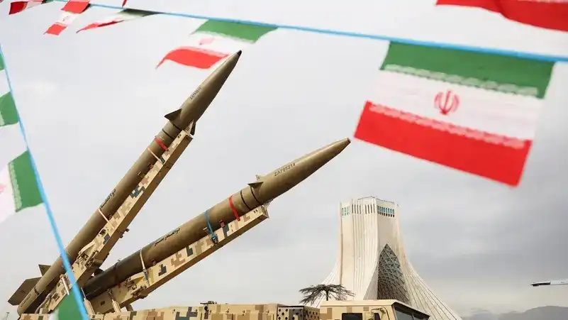 އީރާނުގެ އިސްލާމީ އިންގިލާބަށް 47 އަހަރު ފުރުން ފާހަގަކުރުމަށް 2026 ވަނަ އަހަރުގެ ފެބްރުއަރީ 11 ވާ ބުދަ ދުވަހު ތެހެރާންގައި ބޭއްވި ހަރަކާތްތަކުގެ ތެރެއިން، އެ ގައުމުގެ އާޒާދީ ޓަވަރު ފެންނަ ގޮތަށް ދައްކާލުމަށް ބަހައްޓާފައި ހުރި މިސައިލްތަކެއްގެ ކައިރީގައި އީރާނުގެ ދިދަ ހަރުކޮށްފައި.