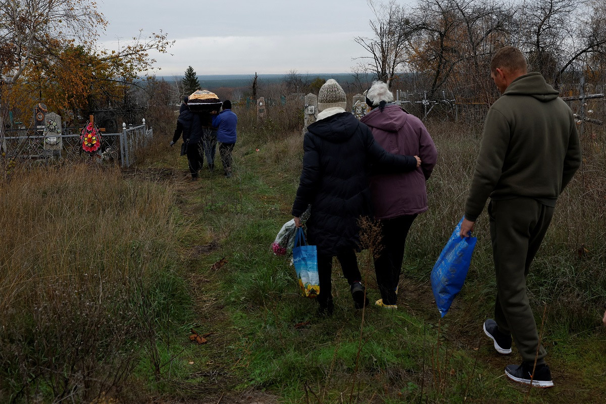 ކަމިޔަންކާ އަވަށުގައިއޮތް ޖަނާޒާގެ ތެރެއިން، ބޮމުގެ ހަމަލާތަކުގައި މަރުވި ކަމަށް އާއިލާއިން ބުނާ އޮލެކްސެންޑާ މެލެނެޓްސް، 44، ގެ ސަންދޯއް ފަހަތުން އާއިލާގެ މީހުން ހިނގާފައި ދަނީ - ފޮޓޯ: ރޮއިޓަރސް