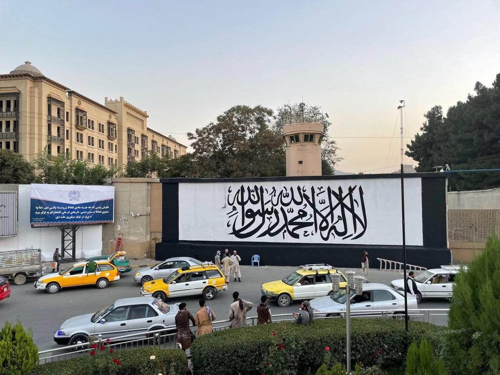 އެމެރިކާގެ ކުރީގެ އެމްބަސީ ގޭޓުގައި ތާލިބާންގެ ދިދަ